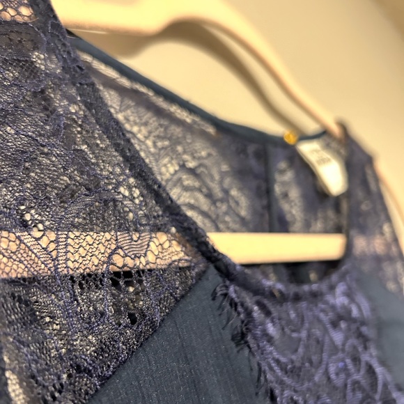 Lace open back dress - Picture 8 of 8